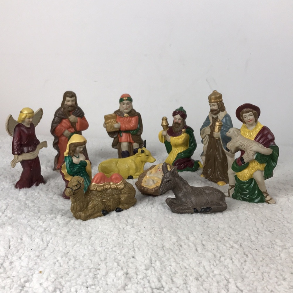 Green and Yellow Nativity Figurine Set porcelan- Home Holiday